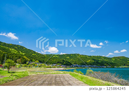 初夏の余呉湖畔川並地区の水田風景 滋賀県長浜市余呉町 初夏の余呉湖畔川並地区の水田風景 滋賀県長浜市余呉町 125864245