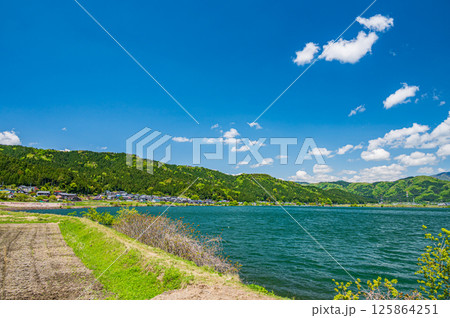 初夏の余呉湖 滋賀県長浜市余呉町 初夏の余呉湖 滋賀県長浜市余呉町 125864251