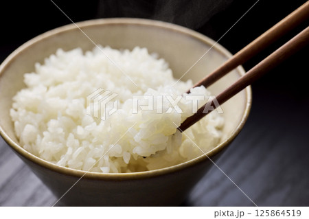 茶碗に盛られた白米 125864519