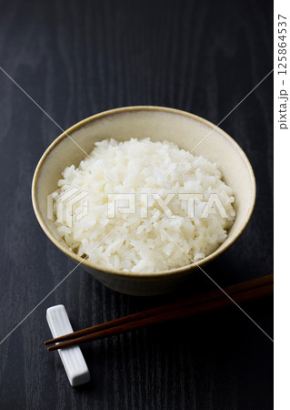 茶碗に盛られた白米 125864537
