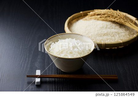 茶碗に盛られた白米 茶碗に盛られた白米 125864549