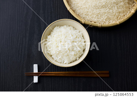 茶碗に盛られた白米 125864553