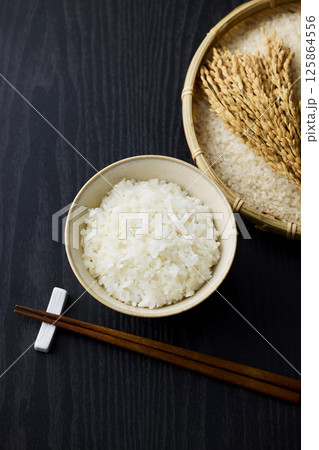茶碗に盛られた白米 125864556