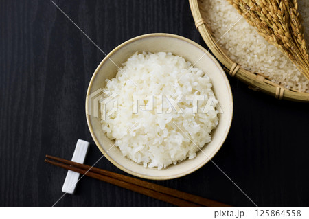 茶碗に盛られた白米 125864558