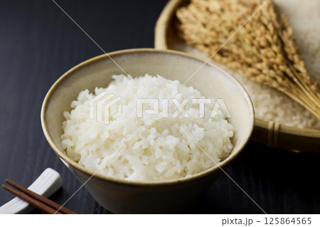 茶碗に盛られた白米 125864565