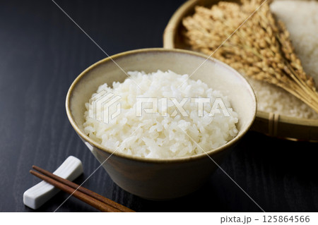 茶碗に盛られた白米 125864566