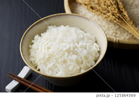 茶碗に盛られた白米 125864569