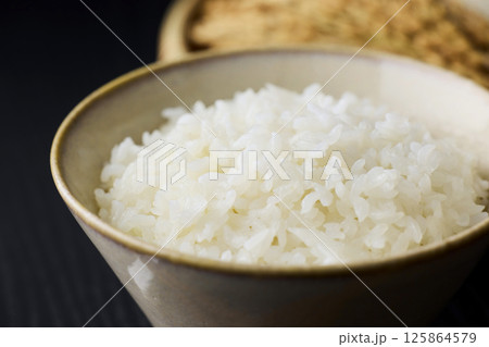 茶碗に盛られた白米 125864579
