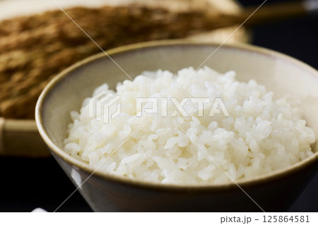 茶碗に盛られた白米 125864581