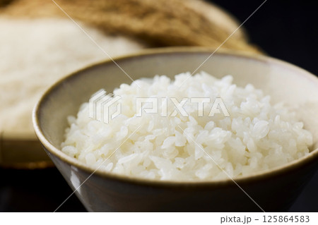 茶碗に盛られた白米 125864583
