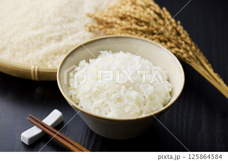 茶碗に盛られた白米 125864584