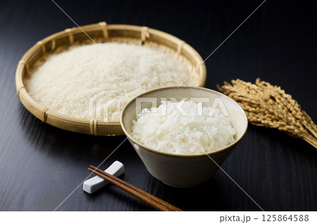 茶碗に盛られた白米 茶碗に盛られた白米 125864588