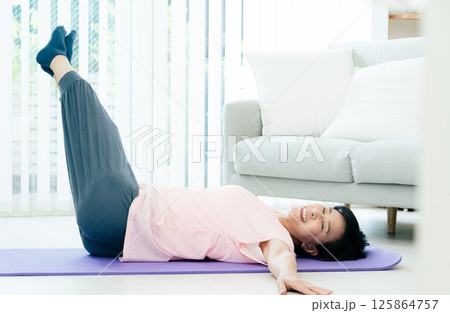 トレーニングをする中高年女性 トレーニングをする中高年女性 125864757