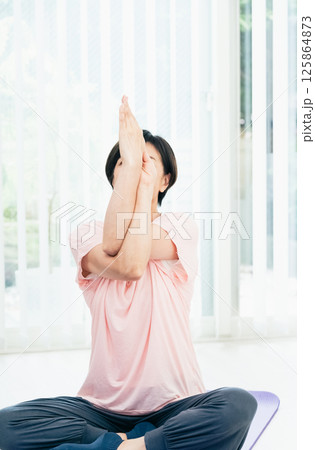 トレーニングをする中高年女性 トレーニングをする中高年女性 125864873