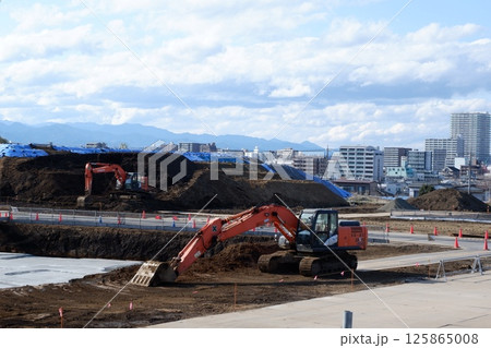 建設現場のユンボ 125865008