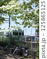 初夏の駅前風景とローカル列車 125865125
