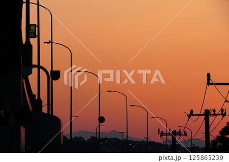夕方の街灯の電線 125865239