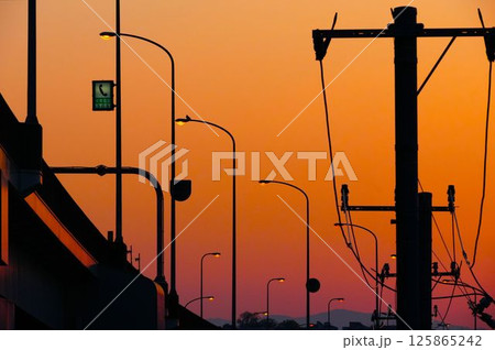 夕方の街灯の電線 夕方の街灯の電線 125865242