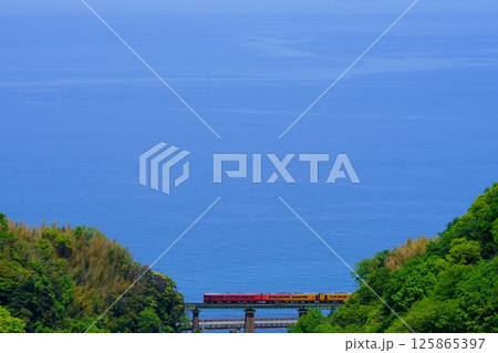 伊予灘ものがたり・双海編　絶景路線の観光列車を大俯瞰で 125865397