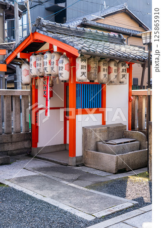 京都　 天道神社（洛中洛外図屏風　上杉本で伝わる天道花神事）境内社　厳島社　弁財天 125865910