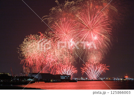 横浜みなとみらい夏の夜空を彩る花火 125866003