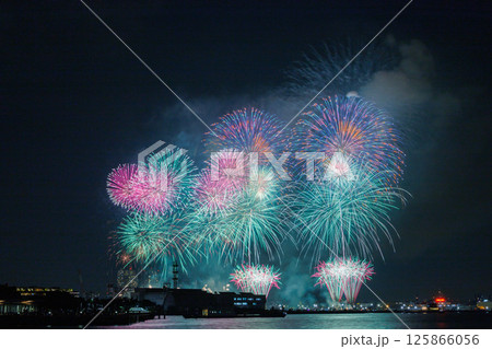 横浜スマートフェスティバル　夏の夜空を彩る花火 125866056