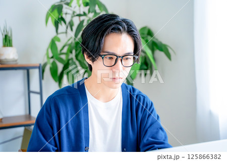 ノートパソコンを使う男性 125866382