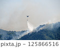 山火事の消火活動 125866516
