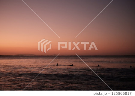 夕暮れ時のサーフィン 夕暮れ時のサーフィン 125866817