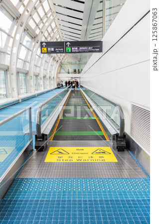 空港の平らなエスカレーター【トラベレーター】 空港の平らなエスカレーター【トラベレーター】 125867063