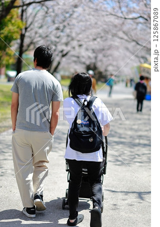 桜の咲く公園を歩く恋人 桜の咲く公園を歩く恋人 125867089