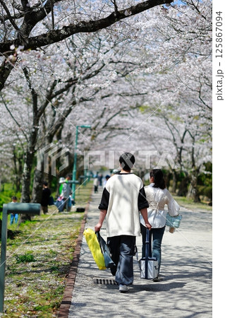 桜の咲く公園を歩く恋人 桜の咲く公園を歩く恋人 125867094