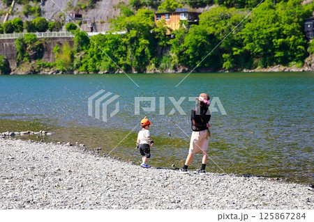 家族で川遊び 旅行 家族で川遊び 旅行 125867284