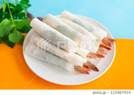 春巻きの皮で巻いたバナメイエビ 125867414