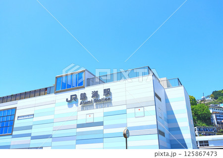 静岡県熱海市、熱海駅の風景 125867473