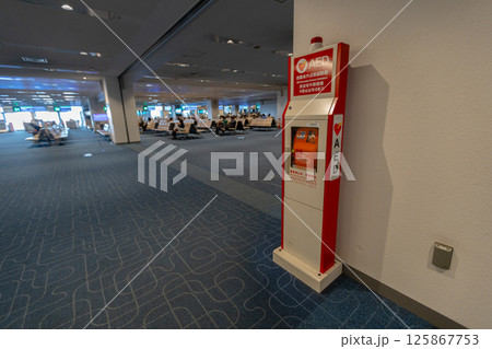 公共施設にあるAED 人命救助のための備え 公共施設にあるAED 人命救助のための備え 125867753