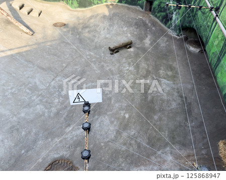 Electric fence installed inside a zoo animal enclosure to ensure safety and prevent direct contact between visitors and animals. A clear example of responsible zoo infrastructure 125868947