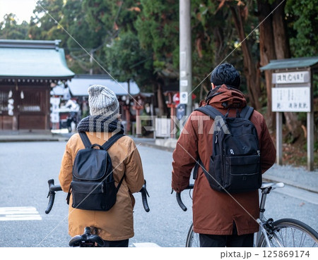 自転車で観光する2人組 125869174