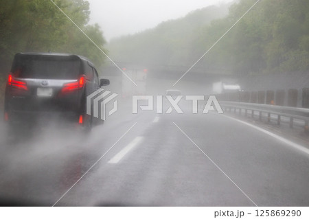雨の高速道路 125869290