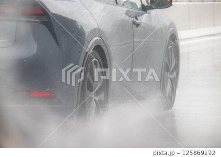 雨の高速道路 125869292