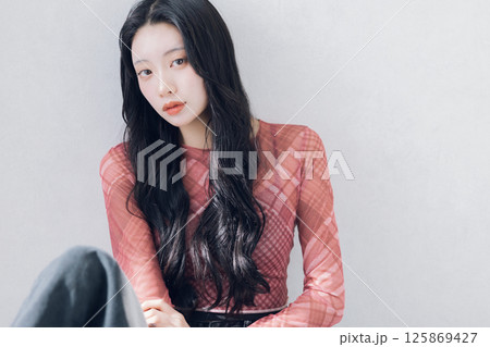 黒髪ロングヘアのヘアスタイルイメージ 125869427