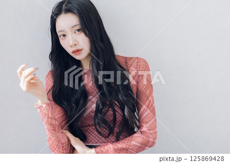 黒髪ロングヘアのヘアスタイルイメージ 125869428