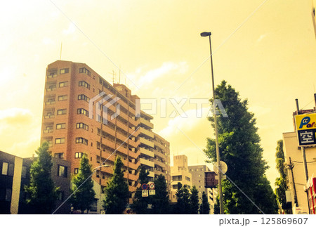 昭和時代から立て並ぶ中山道沿いの高層マンション 昭和時代から立て並ぶ中山道沿いの高層マンション 125869607