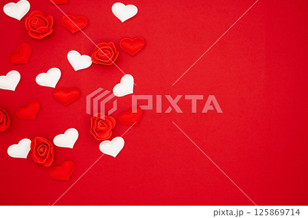 Red and white hearts and roses on a red background. Love concept, copy space, flat lay, place for text, banner, top view 125869714