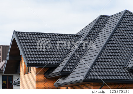 Roof covering with steel tiles 125870123