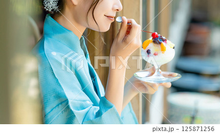 縁側でかき氷を食べる浴衣姿の日本人女性 縁側でかき氷を食べる浴衣姿の日本人女性 125871256