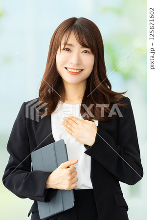 タブレットを持つ笑顔の女性・ビジネスウーマン 125871602