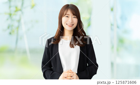 笑顔の女性・ビジネスウーマン 125871606