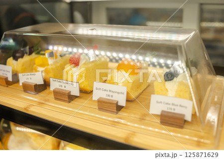 並べられたケーキ 125871629