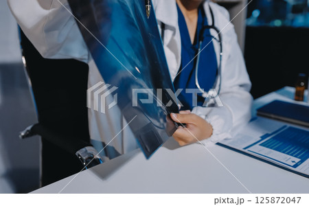 The doctor explain the old lady in retired life patient on lungs x-ray film and discuss treatment method to patient in hospital nursing home aged care by using health and life insurance planning The doctor explain the old lady in retired life patient on lungs x-ray film and discuss treatment method to patient in hospital nursing home aged care by using health and life insurance planning 125872047